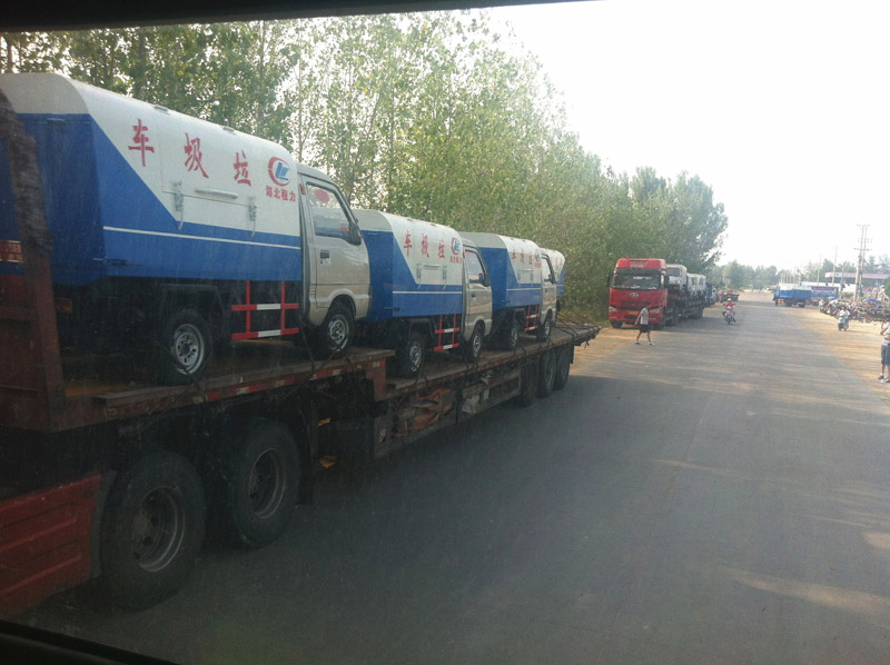 圖為準備發車至山西的小型<a href=http://www.m9m10.cn/ljc target=_blank class=infotextkey>垃圾車</a>