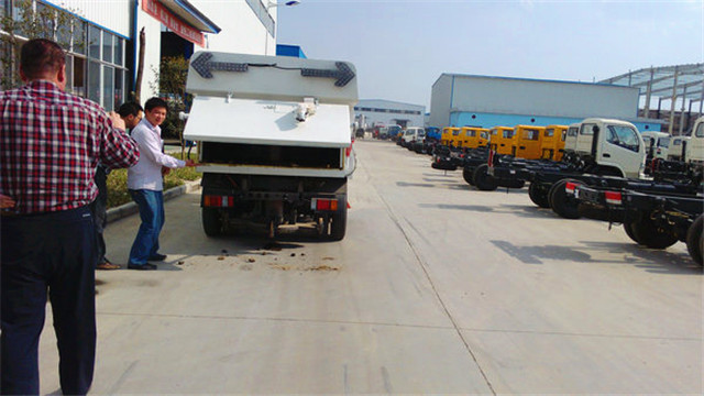 內蒙客商正在參觀五十鈴<a href=http://www.m9m10.cn/saoluche/ target=_blank class=infotextkey>掃路車</a>