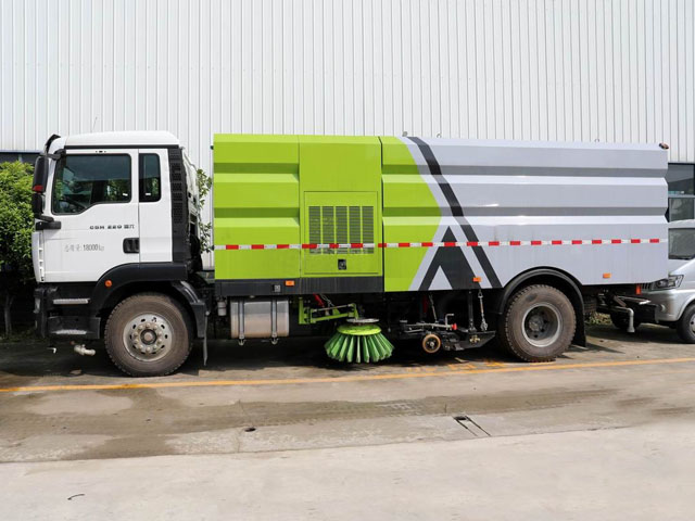 汕德卡C5H國(guó)六洗掃車(chē)圖片3