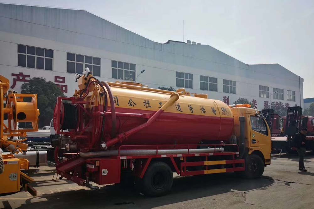 東風(fēng)多利卡國(guó)六清洗吸污車圖片3