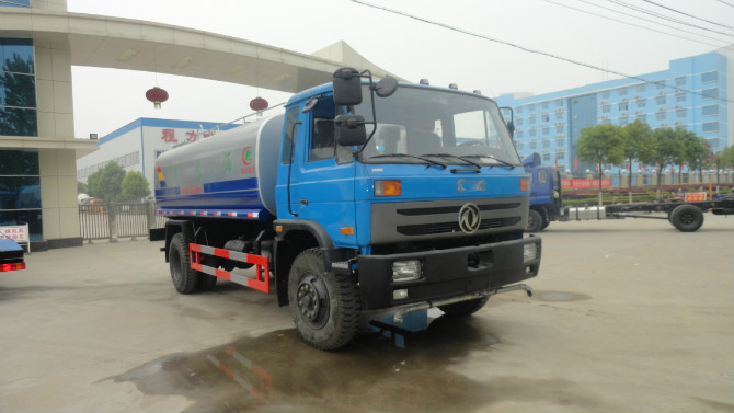 程力廠門 前的東風153<a href=http://www.m9m10.cn/ssc target=_blank class=infotextkey>灑水車</a>