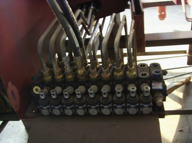  多路換向閥是<a href=http://www.m9m10.cn/scd/ target=_blank class=infotextkey>隨車吊</a>的操作系統