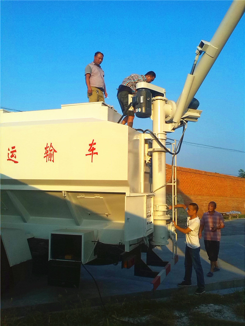 河南某養(yǎng)殖廠在我公司訂夠的飼料提升機(jī) 及 20方天錦飼料運(yùn)輸車