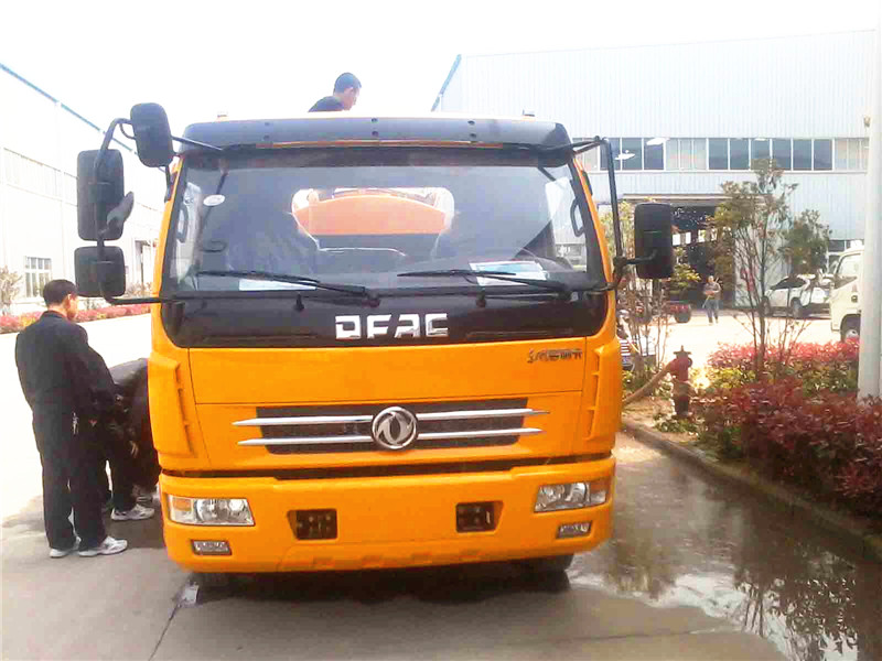 高壓清洗<a href=http://www.m9m10.cn/xifenche/ target=_blank class=infotextkey>吸糞車</a>正面圖